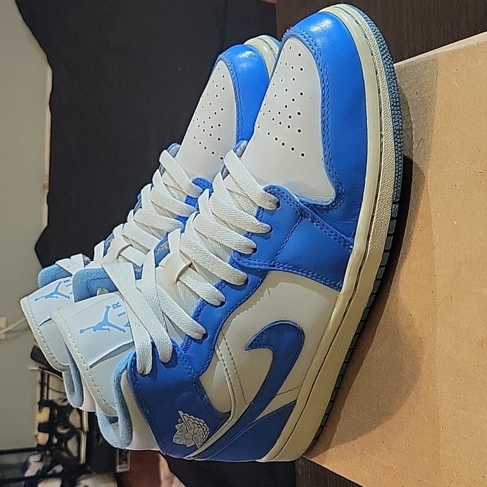 Air Jordan 1 Mid Rare "UNC" (2013) Mens 8.5 Womens 10 EUC - Picture 2 of 11